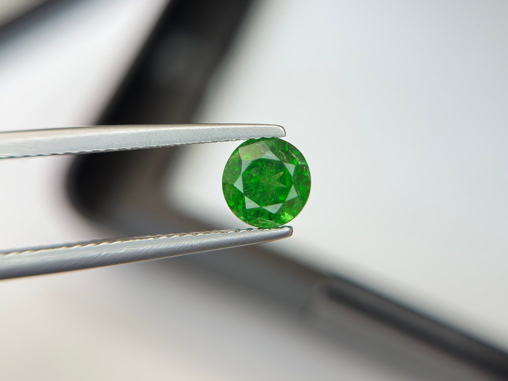 沒有保留價 - 1 pcs 綠色 沙弗來石 - 1.43 ct - 國際有色寶石協會 (ICA GemLab) - 令人惊叹的闪耀绿色 #4.3