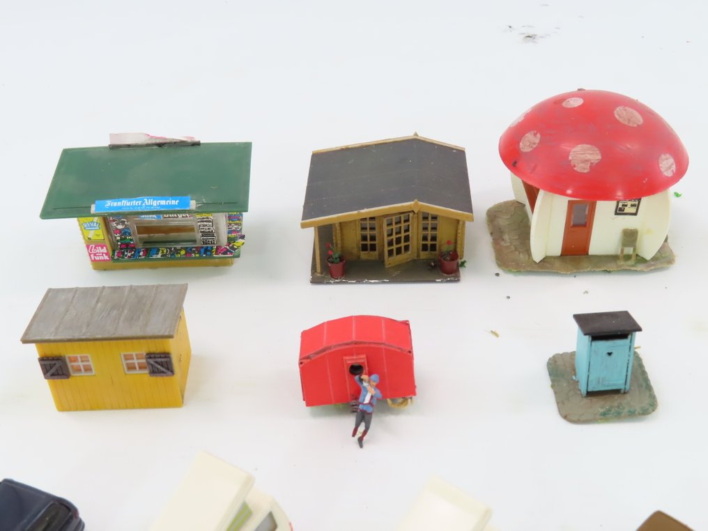 Noch, Preiser, Faller H0 - 模型火車人物 (100) - 65个雕像,8辆车辆,11顶帐篷,4个小房子,还有一些额外的物品。 #3.2