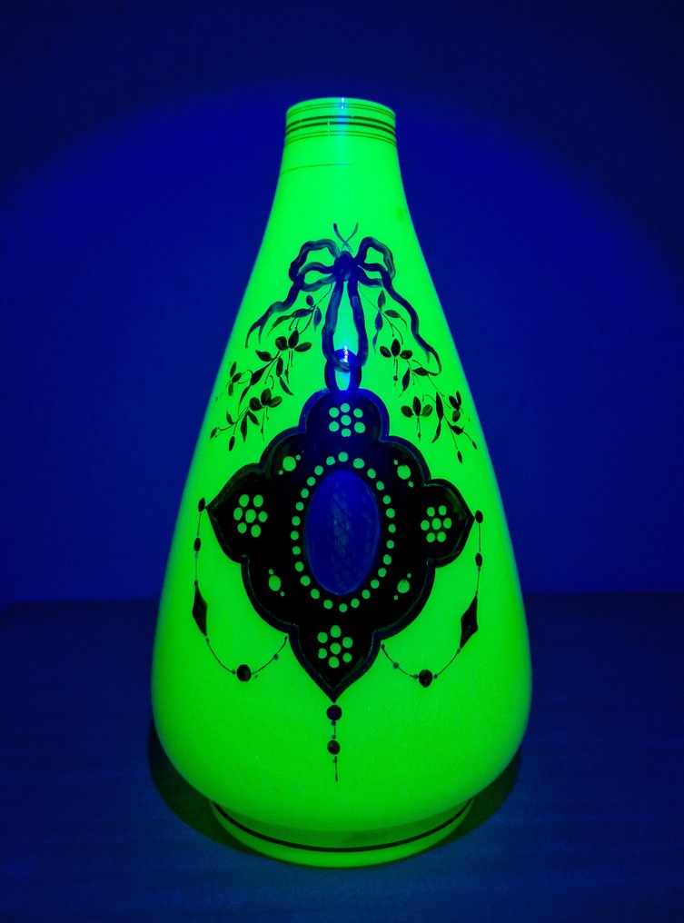 Vase XlX ème en opaline émaillée uranium - 花瓶 - 鈾玻璃 #1.0