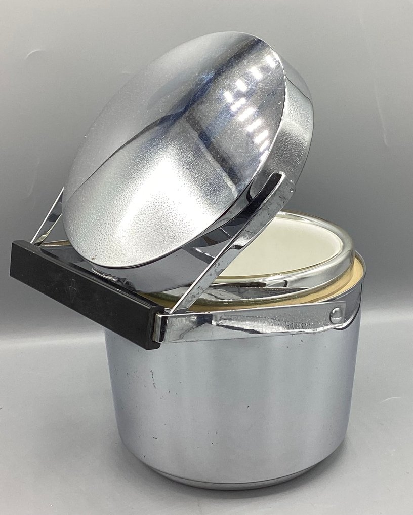 Produzione Vintage West Germany - Firmato - Richiami al Funzionalismo Europeo e all’eredità del Bauhaus - Găleată de gheață -  Portaghiaccio cu capac basculant, proiectat pentru a se deschide în mod fluid și scenografic. - Oțel - Obiect Iconic Vintage #2.1