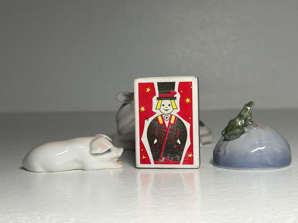 Royal Copenhagen, Bing & Grondahl - 雕像 - Set of 3 miniatures: Frog on Stone, Calf and Piglet (3) - 瓷 #4.3