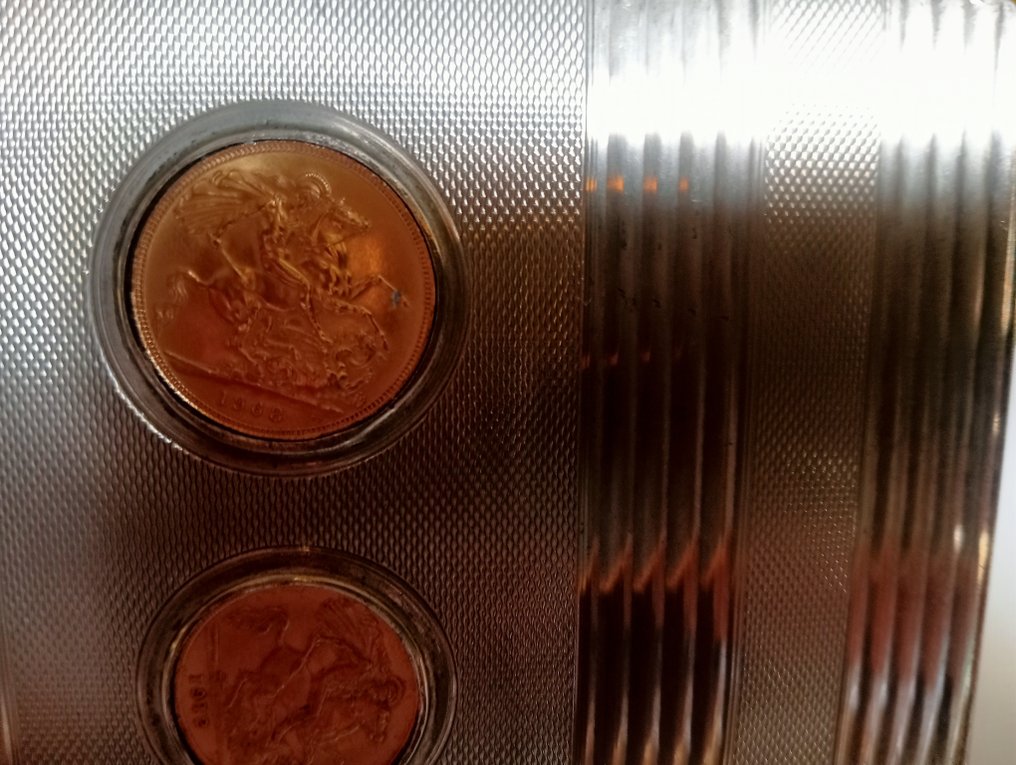 Storbritannien. Silver cigarette case (late 60s, early 70s) with a lid featuring two gold sovereigns: Elizabeth II #4.3