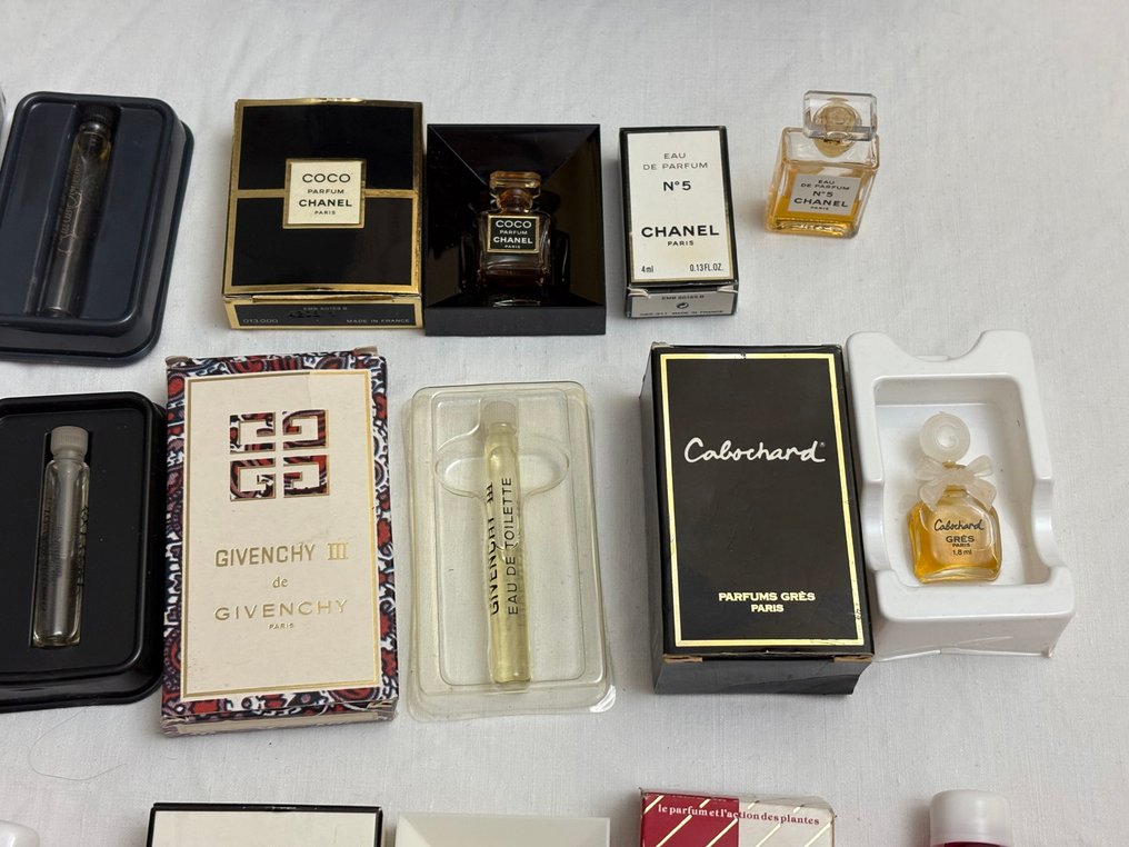 Themed collection - Small designer perfume bottles with a perfume holder. - Chanel #2.1