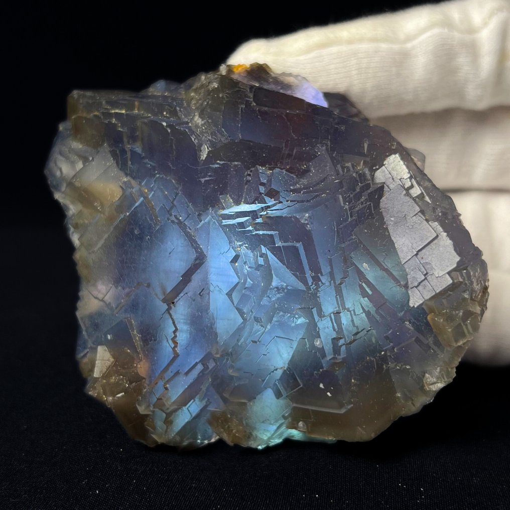 283γρ Φλουρίτες σε τέσσερα στάδια – Γεωμετρικό ανάγλυφο κυβικών με φωτιστική βάση 8,1 × 6,9 × 4,7 Τραχύς- 283 g #1.0