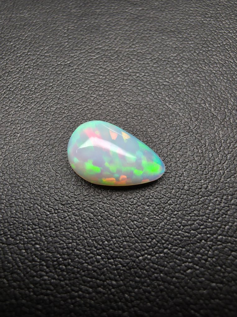 3.50 克拉白色欧泊 弧面形 - 高度: 16.2 mm - 宽度: 8.1 mm- 0.7 g #3.2