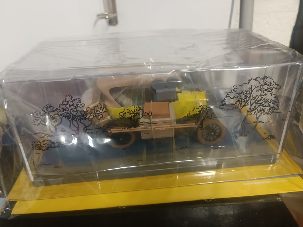 Tintin - auto tintin rare scellee (pas de milou )1/24 + 1/43 jeep jaune de tintin au congo - 1 Comic - First edition #4.3