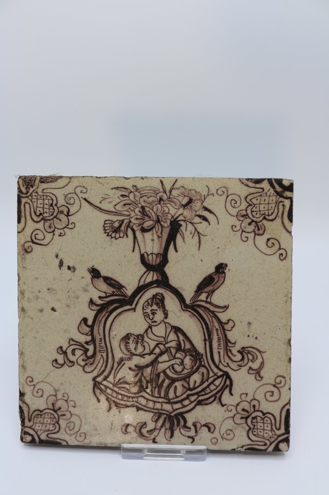 Tile - Woman with child, vase with flowers, singing birds, corner motif with quarter rose window. - Fabriek Aalmis - 1730-1790 - Cartouche tile #4.3