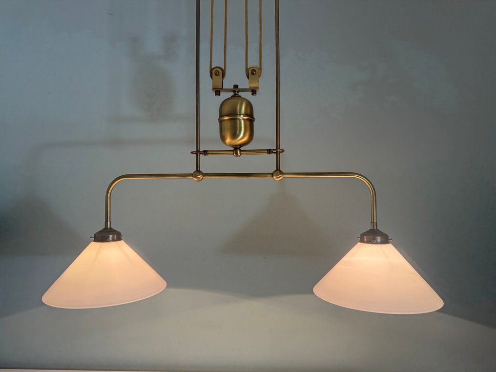 吊灯 - 优雅的图书馆吊灯：经典艺术装饰风格的吊灯，营造温馨氛围的室内装饰 - 乳白色玻璃 #1.0