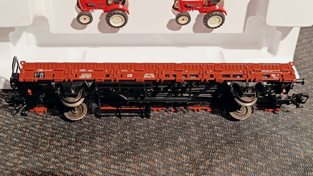 Märklin H0 - 46363/46977 - Model train freight wagon set (2) - Flatbed wagons for heavy loads loaded with tractors. - DB #2.1