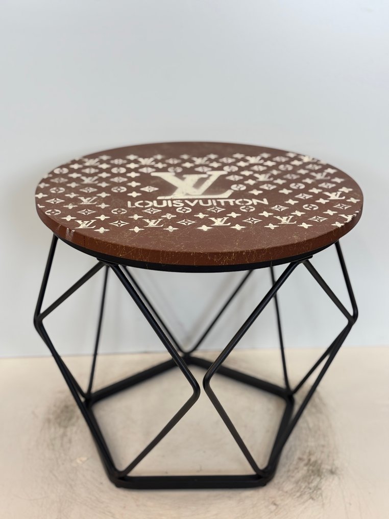 Rob VanMore - Tea-Time on LV Table - ø40cm #1.0