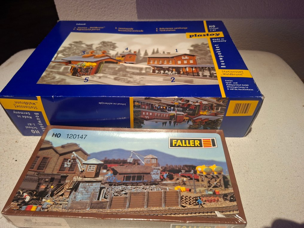Faller, Plastoy H0 - HO 120147 - Modellino di scenario ferroviario (2) - Set stazioni "Waldbrunn"; 5 kit di case ferroviarie; Made in Germany; confezione visibile e - DB Regio #1.0