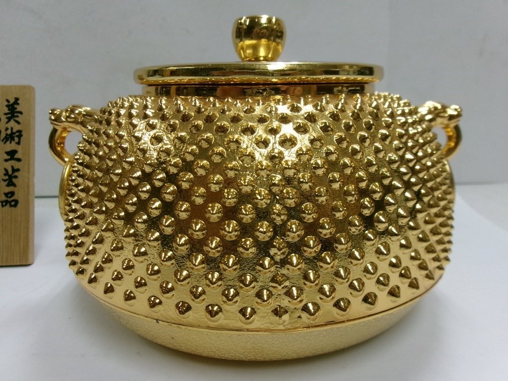 茶壺 - 金属工艺品、茶壶、金色饰品和冰雹图案。 #4.3