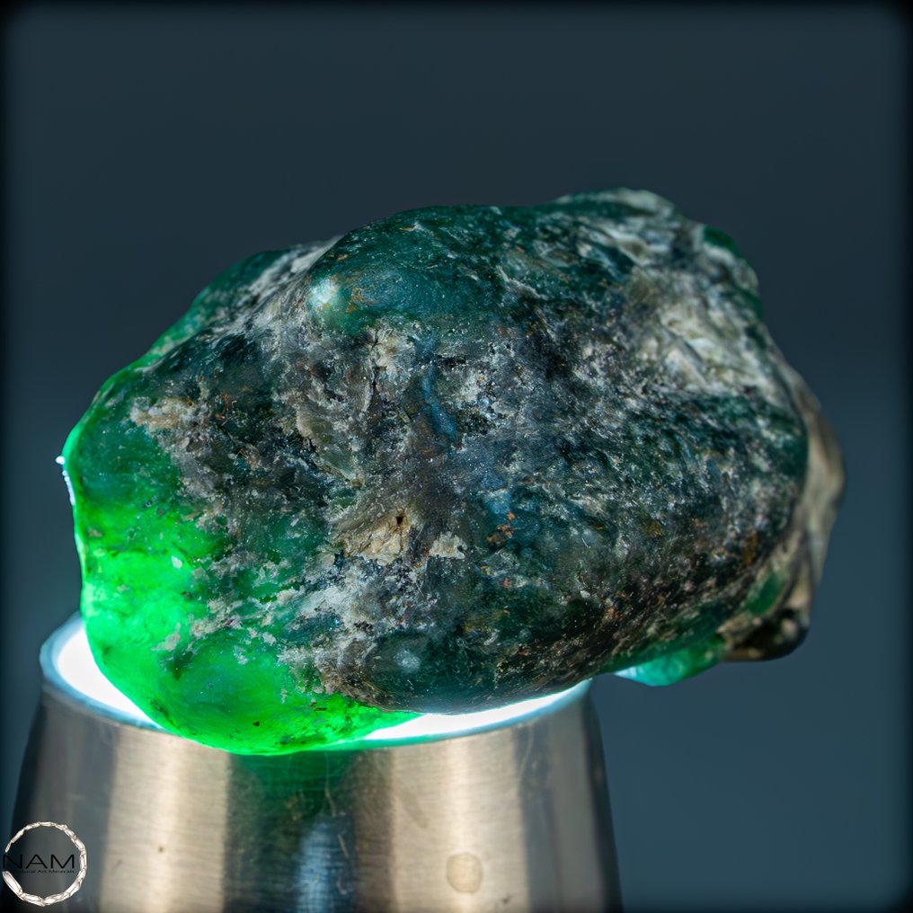 Natural emerald raw crystal with exceptional color intensity - 111.35 ct- 22.27 g #1.0