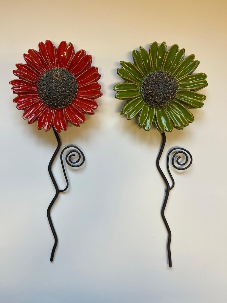 B.Klara - Escultura, Zestaw dwóch figurek ceramicznych - kwiat czerwony i zielony - 38 cm - Metal, Arcilla, arcilla refractaria - 2025 #1.0