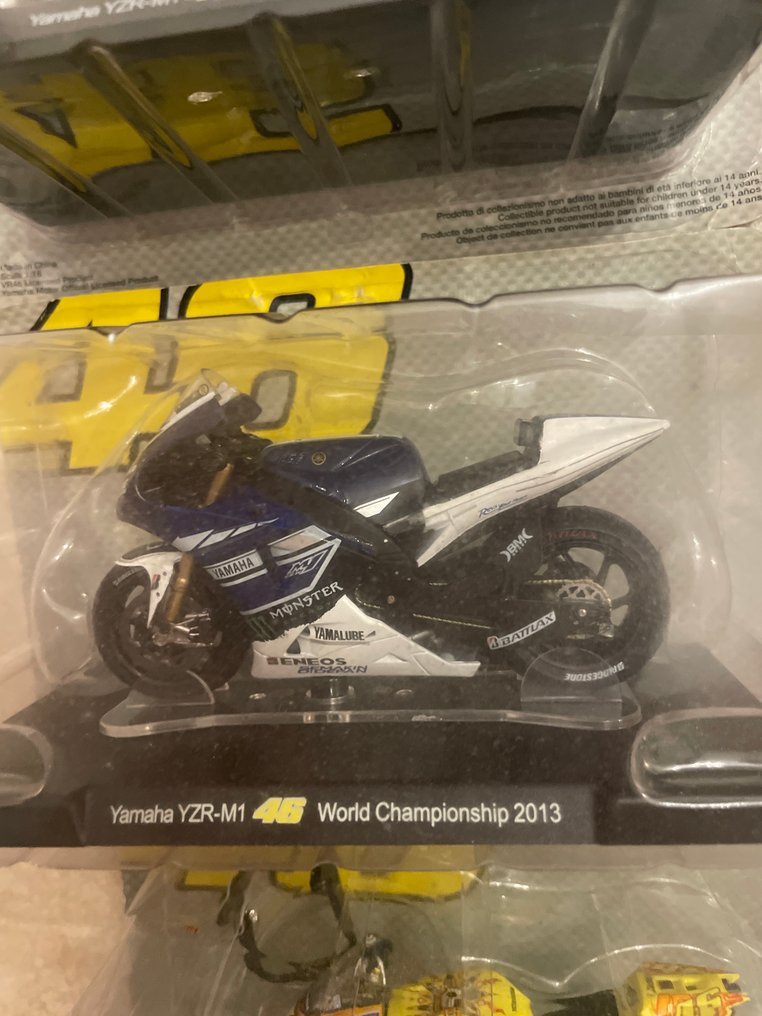 Altaya 1:24 - Model motorcycle  (8) - Valentino Rossi collection - vari modelli (Yamaha YZR-M1, Ducati Desmosedici, Honda RC211V, Aprilia #3.2
