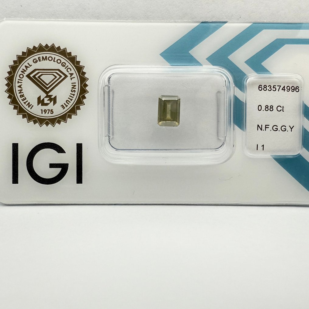 没有保留价 - 1 pcs 钻石 (天然色彩的) - 0.88 ct - 祖母绿 - Fancy 稍帶灰色的 绿色, 黄色 - I1 内含一级 - 国际宝石研究院(IGI) #4.3