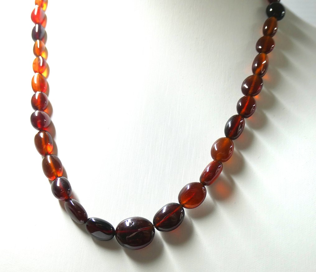 Beautiful natural garnet and hessonite stones on a thread ready to be assembled into jewelry. Cabochons- 35.06 g #3.2