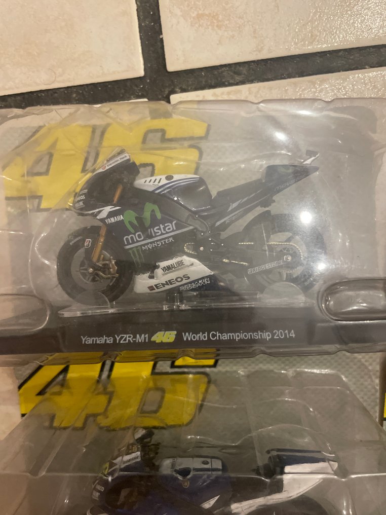 Altaya 1:24 - Model motorcycle  (8) - Valentino Rossi collection - vari modelli (Yamaha YZR-M1, Ducati Desmosedici, Honda RC211V, Aprilia #1.0