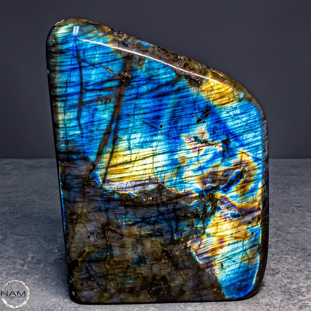 Εντυπωσιακός Labradorit σε απλή μορφή από Μαδαγασκάρη. Ένα παιχνίδι από φως και μαγεία.- 2376.42 g #1.0