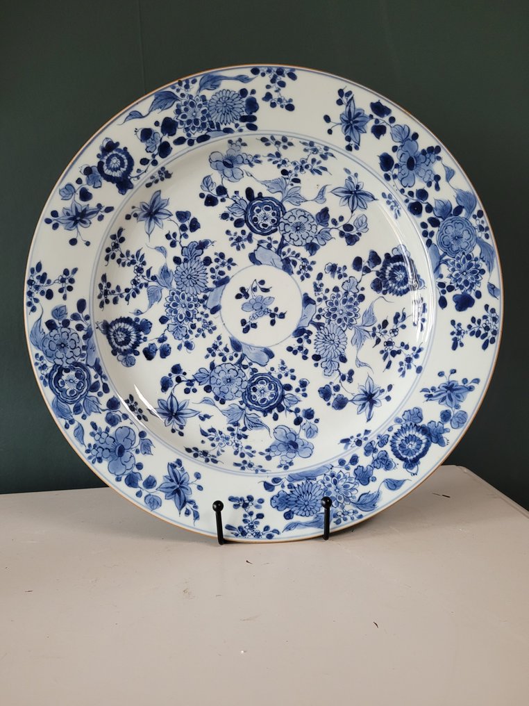 Μία μεγάλη μπλε-άσπρη κινέζικη πορσελάνινη πιατέλα με στυλιζαρισμένο μοτίβο λουλουδιών, Kangxi, - Πορσελάνη - Κίνα - Kangxi (1662-1722) #1.0