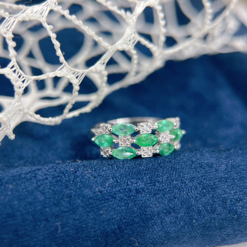 ***NO RESERVE*** Finom smaragd csoportos gyűrű 925-ös ezüstben – 1,1ct Természetes drágakövek- 2.8 g - (1) #3.2