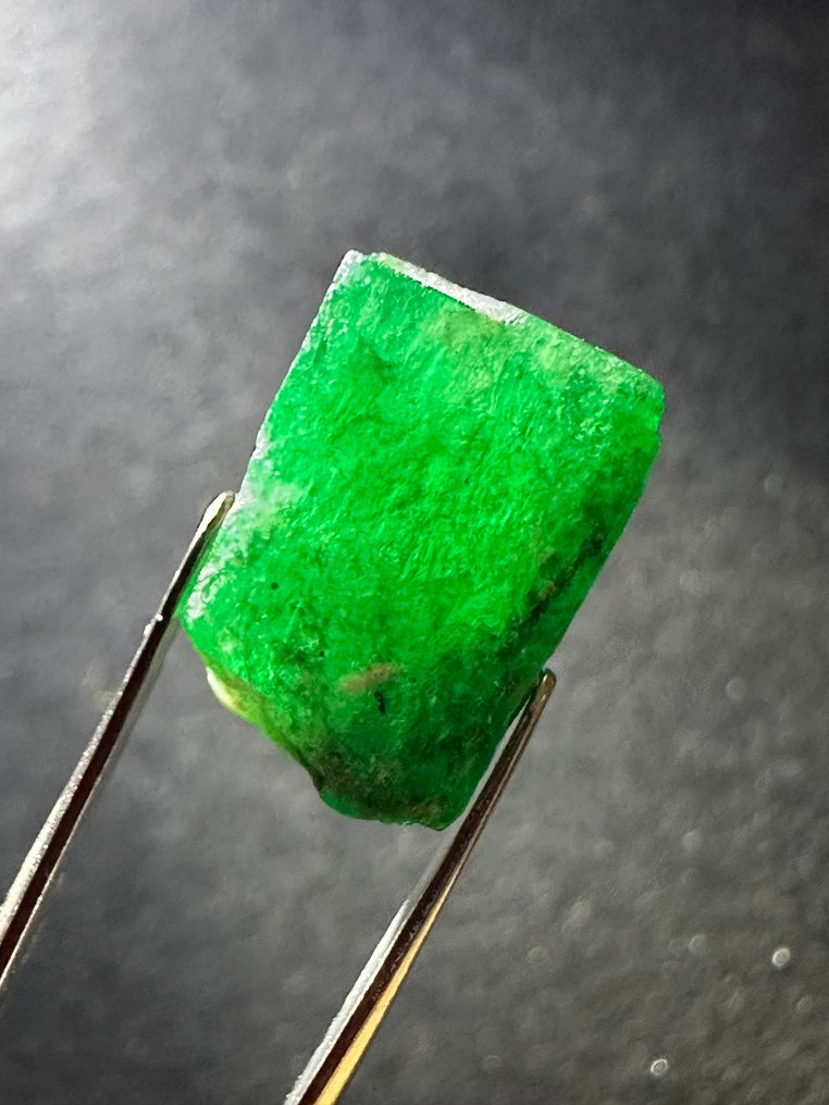 祖母绿 未切割。8.10 克拉顶级绿色巨大祖母绿水晶。百分百特别之作！ - 高度: 11 mm - 宽度: 9 mm- 1.62 g #3.2