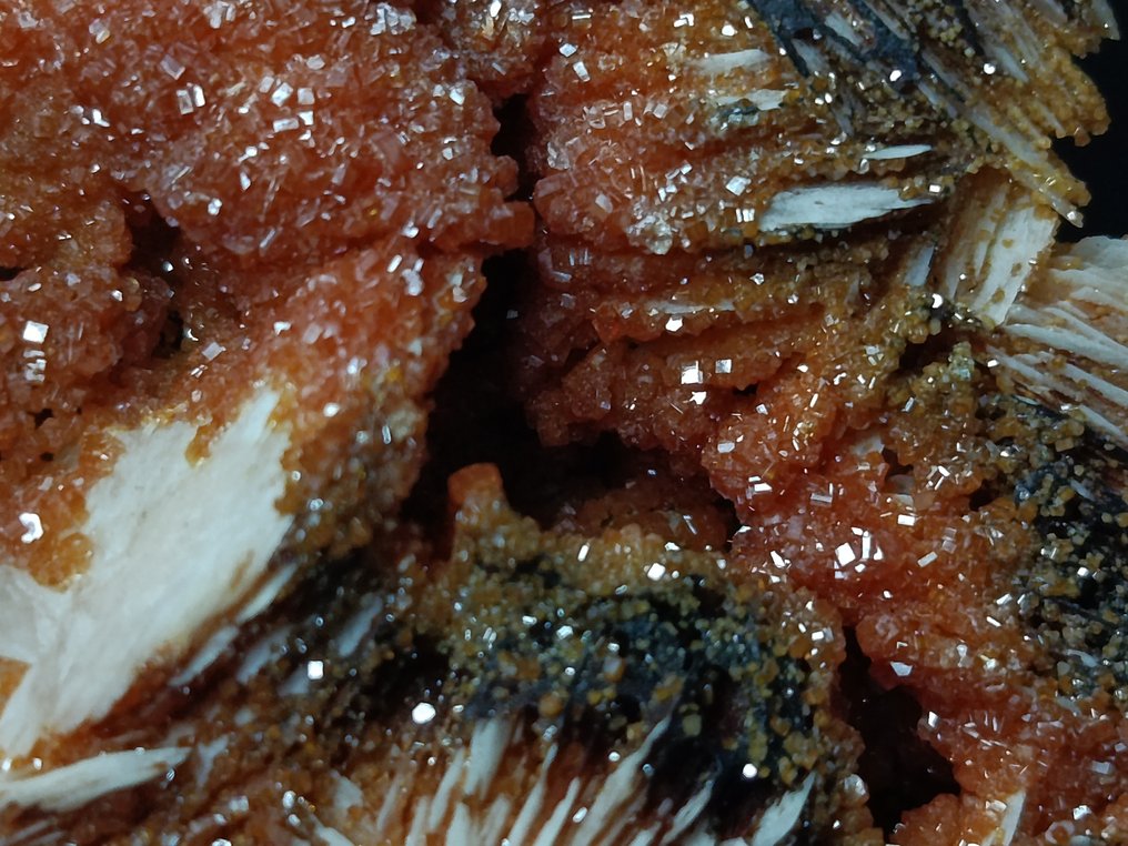 Vanadinit på baritt Krystall i matriks - Høyde: 6 cm - Bredde: 6 cm- 94 g - (1) #4.3