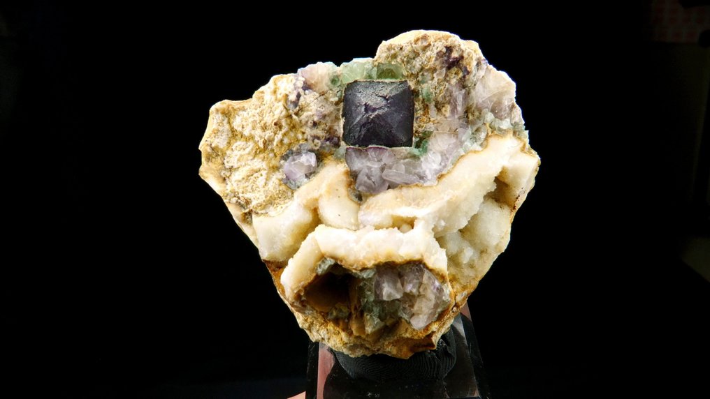 Οκταέδρου φθορίτη σε χαλαζία. Ορυχείο La Barre, Combrailles, Auvergne, Γαλλία. - Ύψος: 6.8 cm - Πλάτος: 6.2 cm- 141 g #3.2