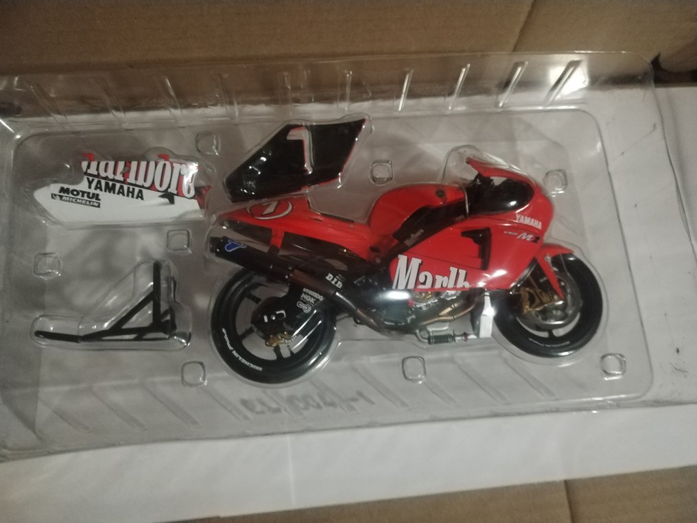 yamaha - World Superbike - Carlos checa - Scale 1/12 model bike #4.3