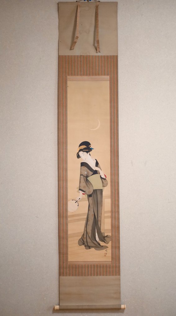 新月与日本美人——一位穿着和服、拿着扇子的女人——挂轴 - 手工绘制在丝绸上 - Unknown Artist - 日本 - 大正時期(1912-1926) #1.0