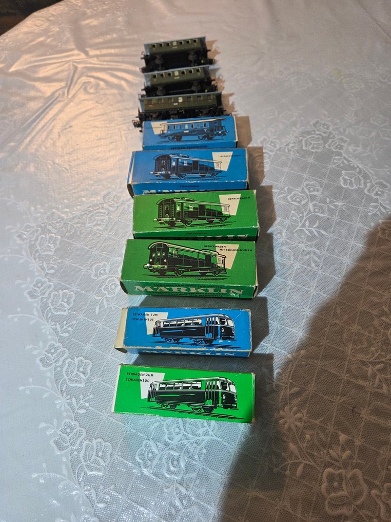 Märklin H0 - 4003, 3294, 4018 4040 4041 - 模型貨運火車 (9) - 设有7节货车和两个红色的附加车。 - DB #1.0