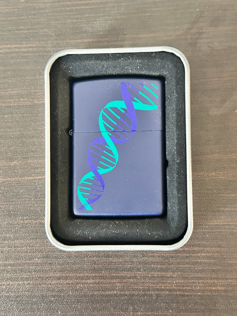 Zippo - C18-DNA Spiraal blue mat Zippo - Sem preço de reserva - Isqueiro - Aço #1.0