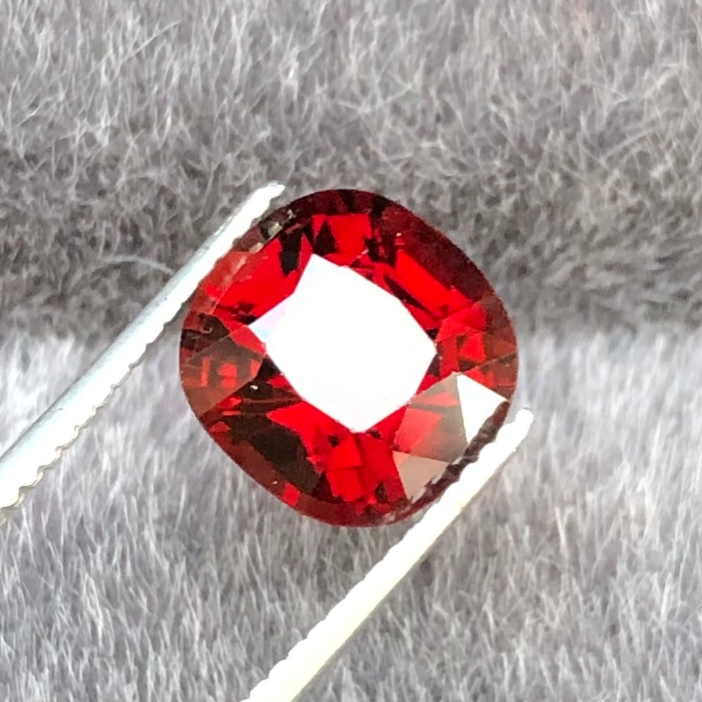No Reserve Price - 1 pcs Red Spinel - 1.78 ct - International Jewellery & Gems Certifiers (IJGC) - VIVID RED SPINEL #4.3
