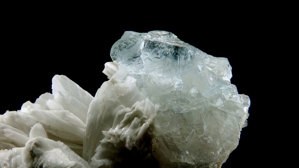 Φθορίτης (επιφάνειες διάλυσης) με Βαρίτη. Εμίλιο εξόρυξη, Αστούριας, Ισπανία. - Ύψος: 6.8 cm - Πλάτος: 6 cm- 294 g #1.0