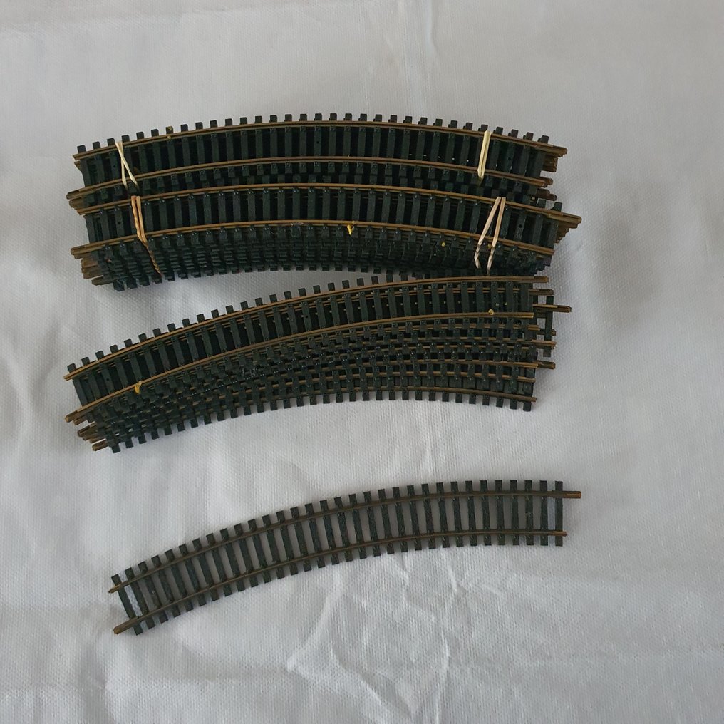 Fleischmann H0 - 1701 / 6001 / R250 / 6024 - Model train scenery (68) - Set of loose model railway track pieces: curved and straight rails, brown plastic sleepers. #3.2