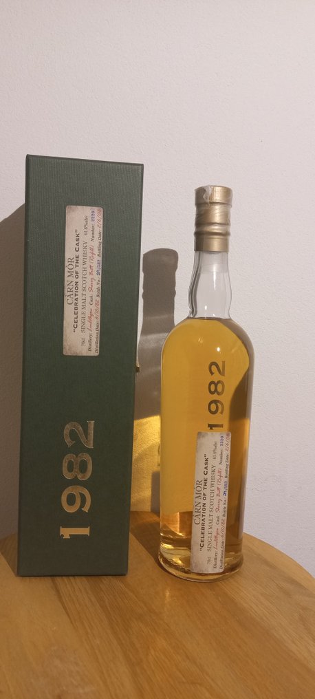 Linlithgow 1982 25 years old Refill Sherry Butt no. 2220 - Celebration of the Cask - Carn Mor - b. 2008 - 70cl #1.0