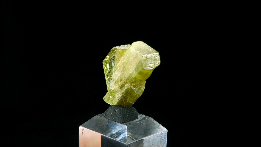 Chrysoberyl (twin) - Ambatosoratra, Ambatondrazaka, Madagascar - Height: 2.5 cm - Width: 1.5 cm- 6 g #3.2