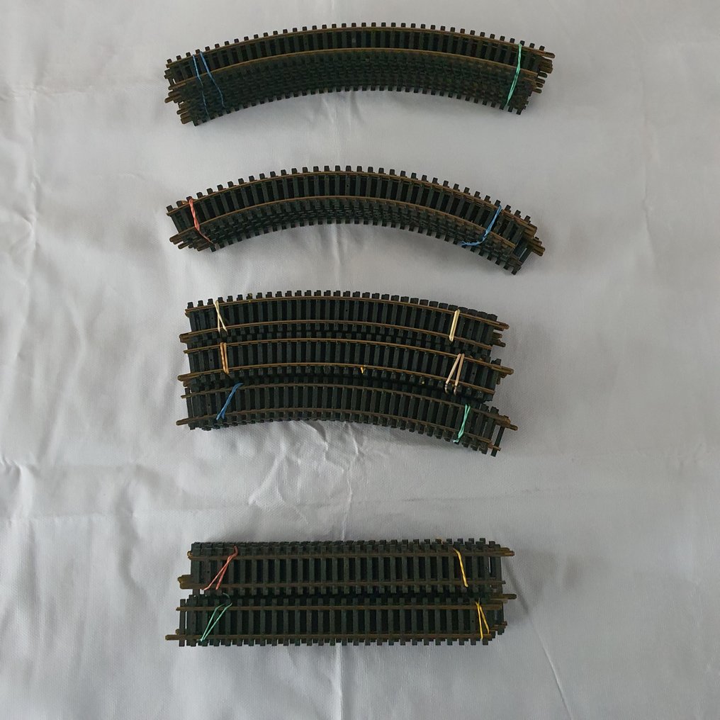 Fleischmann H0 - 1701 / 6001 / R250 / 6024 - Model train scenery (68) - Set of loose model railway track pieces: curved and straight rails, brown plastic sleepers. #1.0
