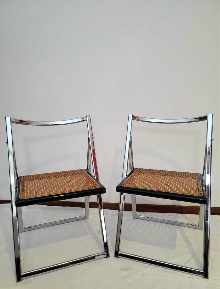 Καρέκλα - Χρωμιωμένη δομή και κάθισμα από βελούδινο άχυρο της Βιέννης. - δύο καρέκλες από ψάθα που διπλώνουν #1.0