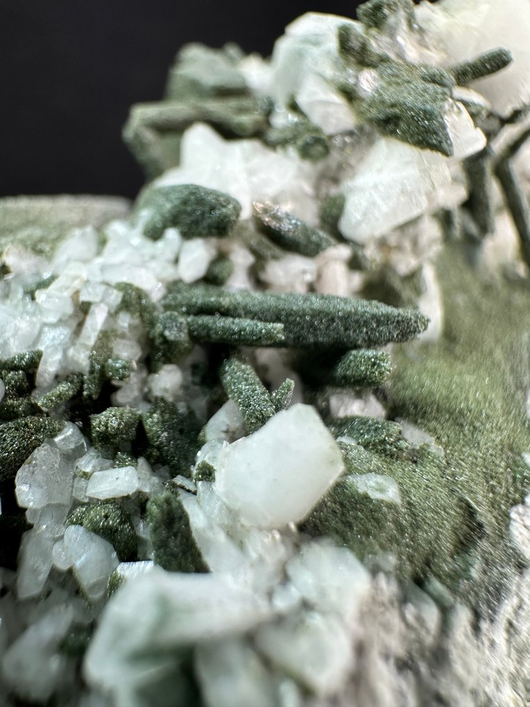 The green crown of the ALPS - colored quartz with ADULARIA and TITANITE Crystals on matrix - Height: 116 mm - Width: 56 mm- 732 g - (1) #2.1