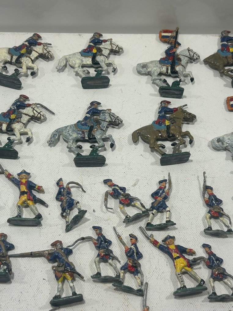 Heinrichsen - Figura - Heinrichsen – Massief tin – 18e eeuw – 70 figuren + 6 ruiters + 2 kanonnen + 2 vlaggen – (60) - Metal #2.1