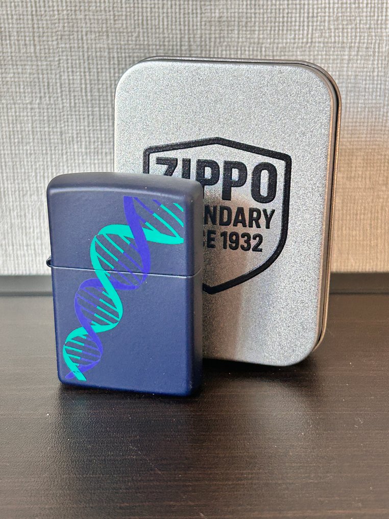 Zippo - C18-DNA Spiraal blue mat Zippo - Sem preço de reserva - Isqueiro - Aço #1.0