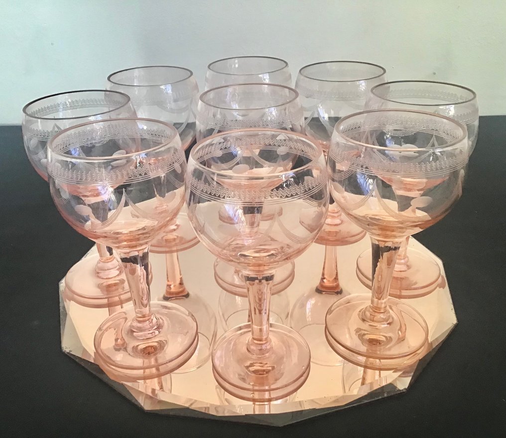 Ποτήρι κρασιού - 9 ποτήρια κρασιού με λεπτομερές χαράγιο στο γυαλί πάνω σε σερβίρισμα. #1.0