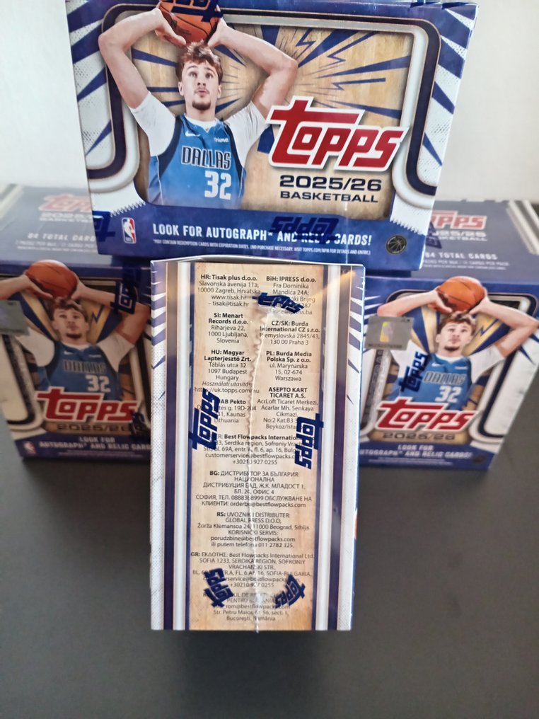 2025/26 Topps NBA Cooper Flagg, LeBron James, Luka Doncic, Victor Wembanyama, Stephen Curry Sealed box, Lisäkortti, Rinnakkaiskortti, Rookie-kortti, Signeerattu kortti, Patch-kortti, Muistoesinekortti - 4 Sealed box - Täydellinen (M) #4.3