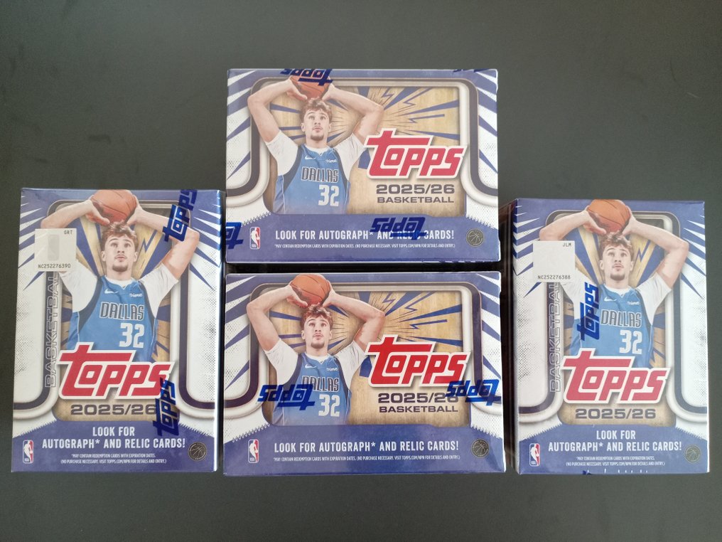 2025/26 Topps NBA Cooper Flagg, LeBron James, Luka Doncic, Victor Wembanyama, Stephen Curry Sealed box, Lisäkortti, Rinnakkaiskortti, Rookie-kortti, Signeerattu kortti, Patch-kortti, Muistoesinekortti - 4 Sealed box - Täydellinen (M) #2.1