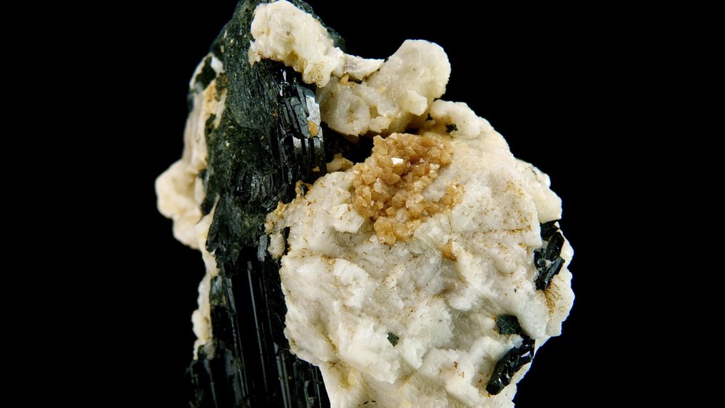 Zircon on Aegirine with Microcline -  Mount Malosa, Zomba, Malawi - Height: 5.6 cm - Width: 3.5 cm- 74 g #4.3