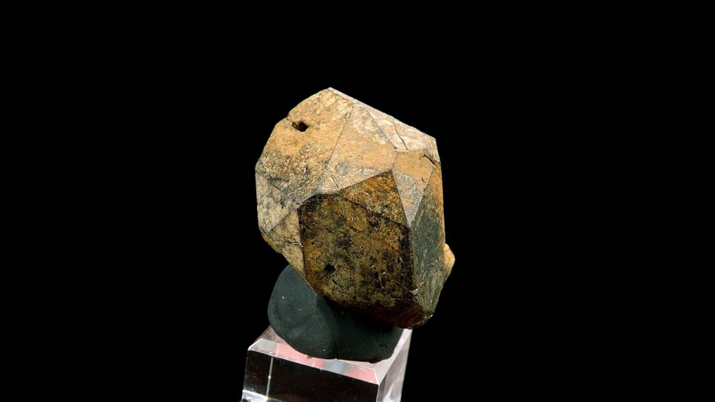 Spinel -  Betroka, Madagascar - Height: 4.3 cm - Width: 3.6 cm- 90 g #3.2