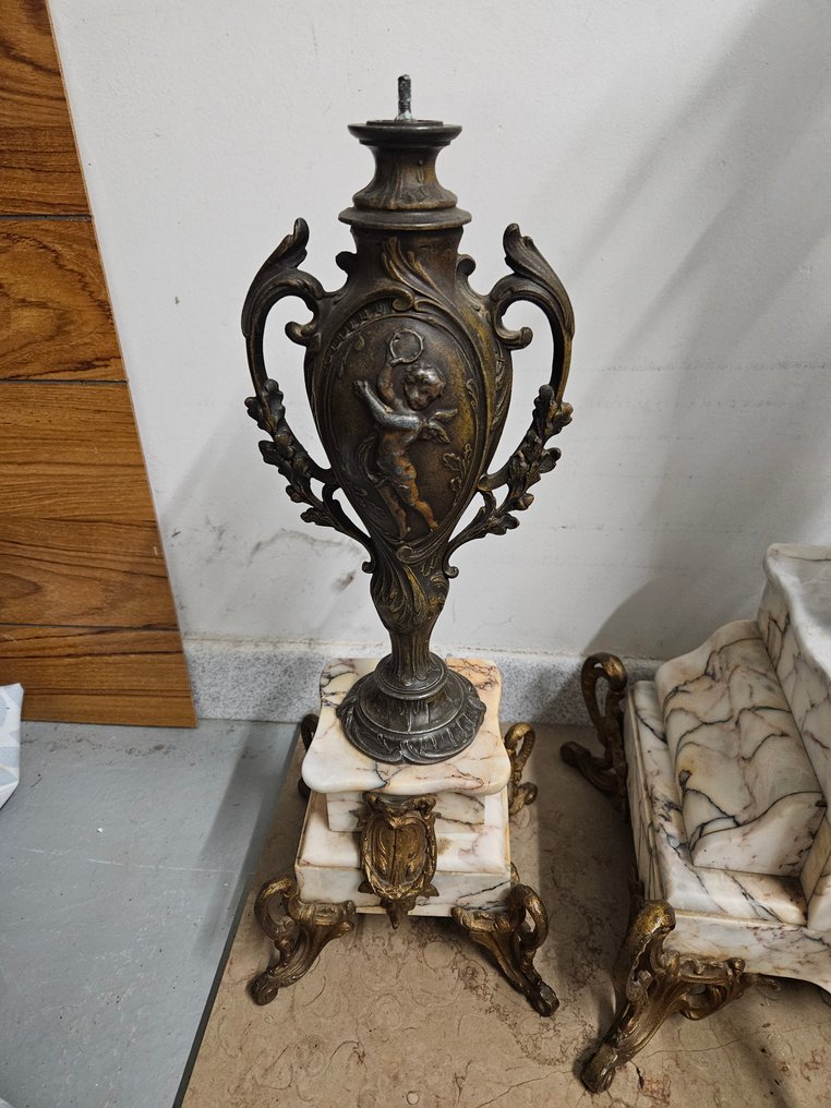 Figural mantel clock, Clock and garniture set  (3) - Geo Maxim -   Marble - 1910-1920 #2.1