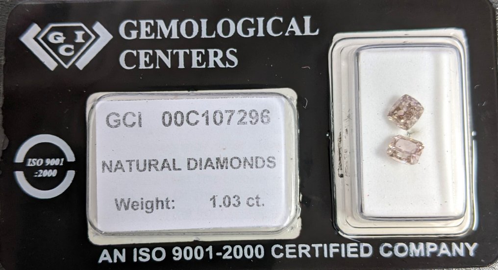 没有保留价 - 2 pcs 钻石  (天然色彩的)  - 1.03 ct - 枕形 - Fancy 稍帶棕色的 粉红色 - VS1 轻微内含一级, VS2 轻微内含二级 - 以色列宝石中心（G.C.I.） #1.0