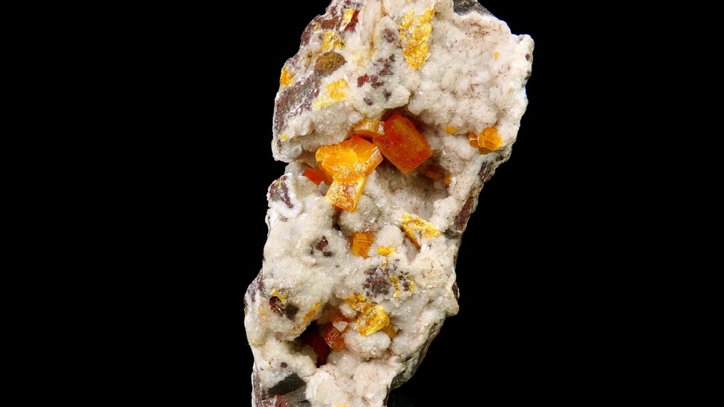 Wulfenite in Calcite geode -  Erupción mine, Los Lamentos mts, Chihuahua, Mexico - Height: 8.6 cm - Width: 4.5 cm- 154 g #3.2